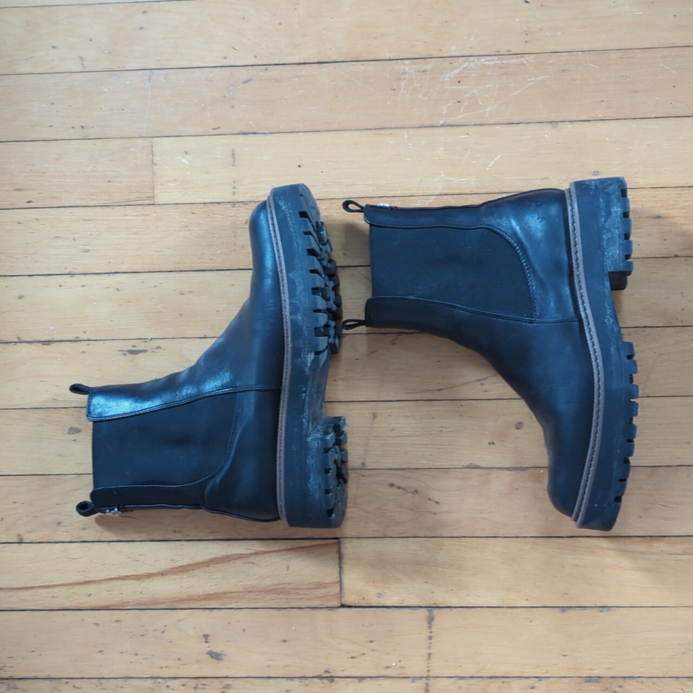 Sam Edelman Laguna Chelsea Boots. Women's Size 8.5